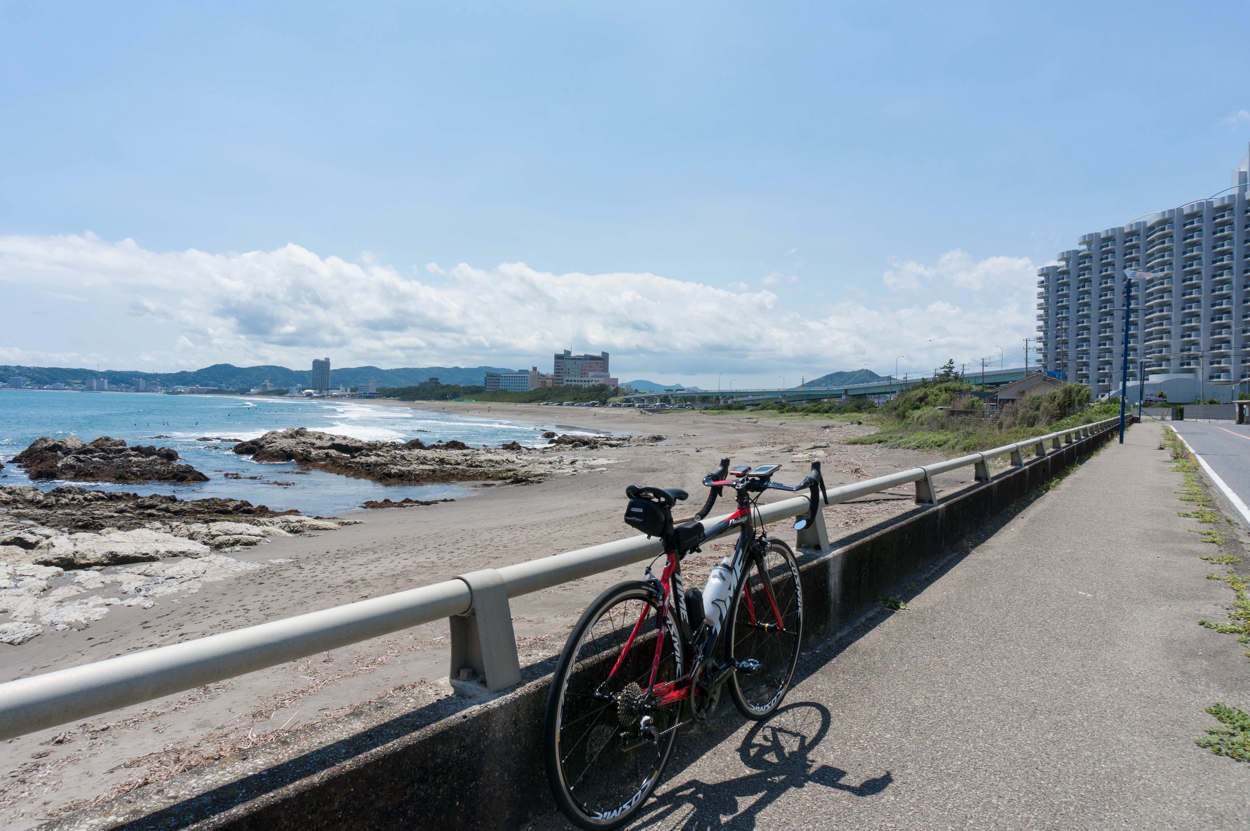 鴨川の海の景色と自転車